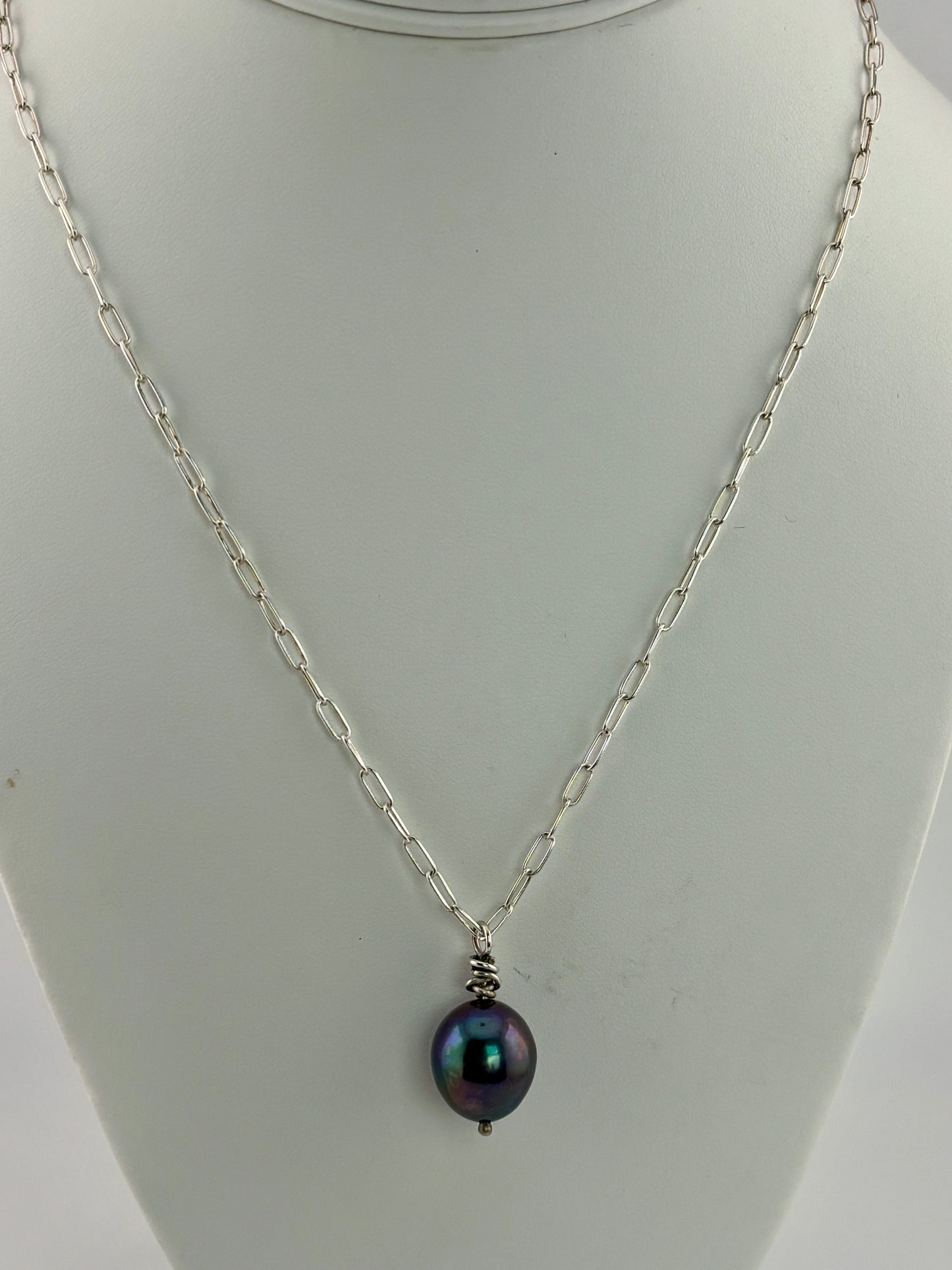 Solo Pearl Necklace
